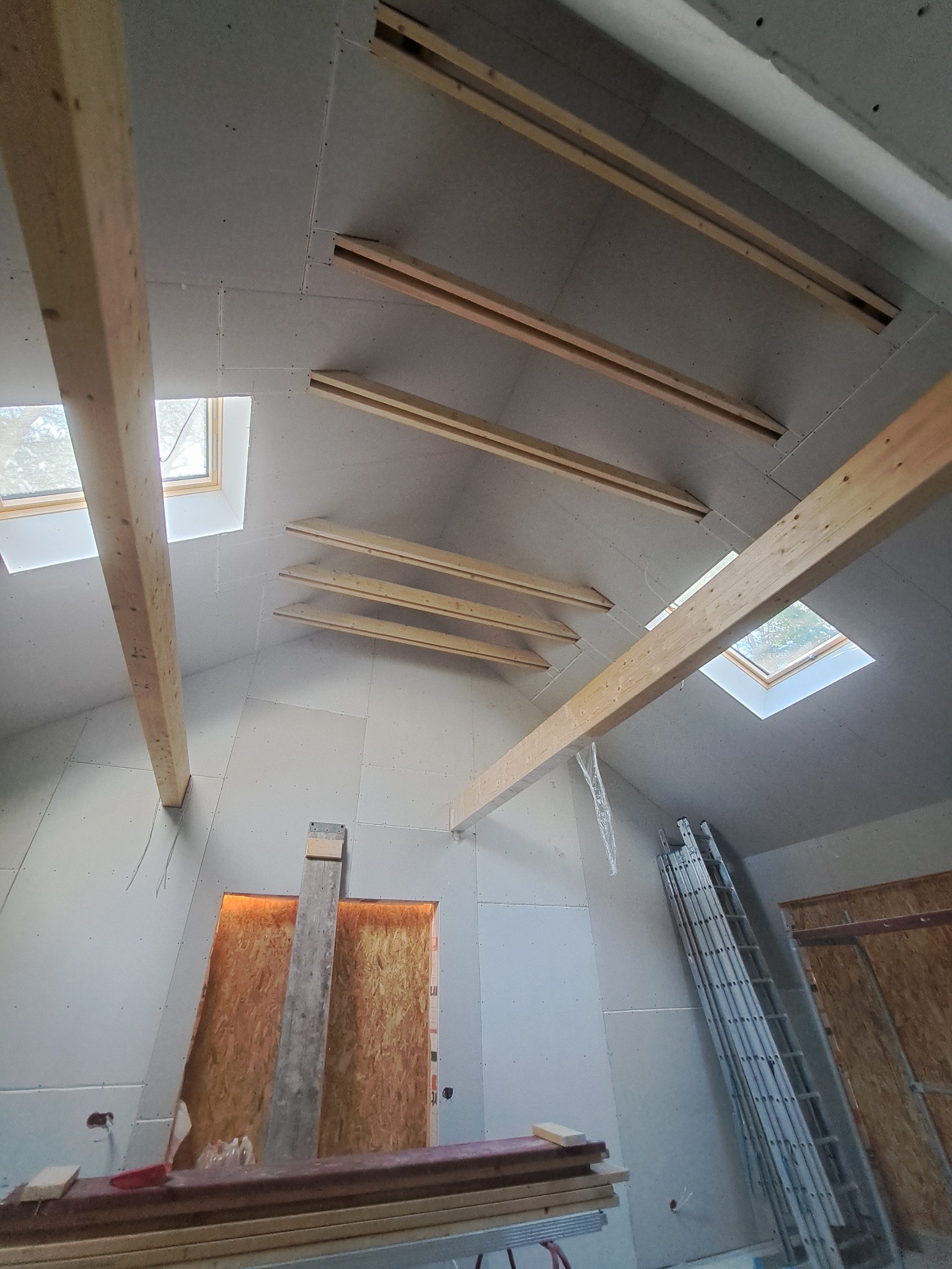 Sufit podwieszany skośny.