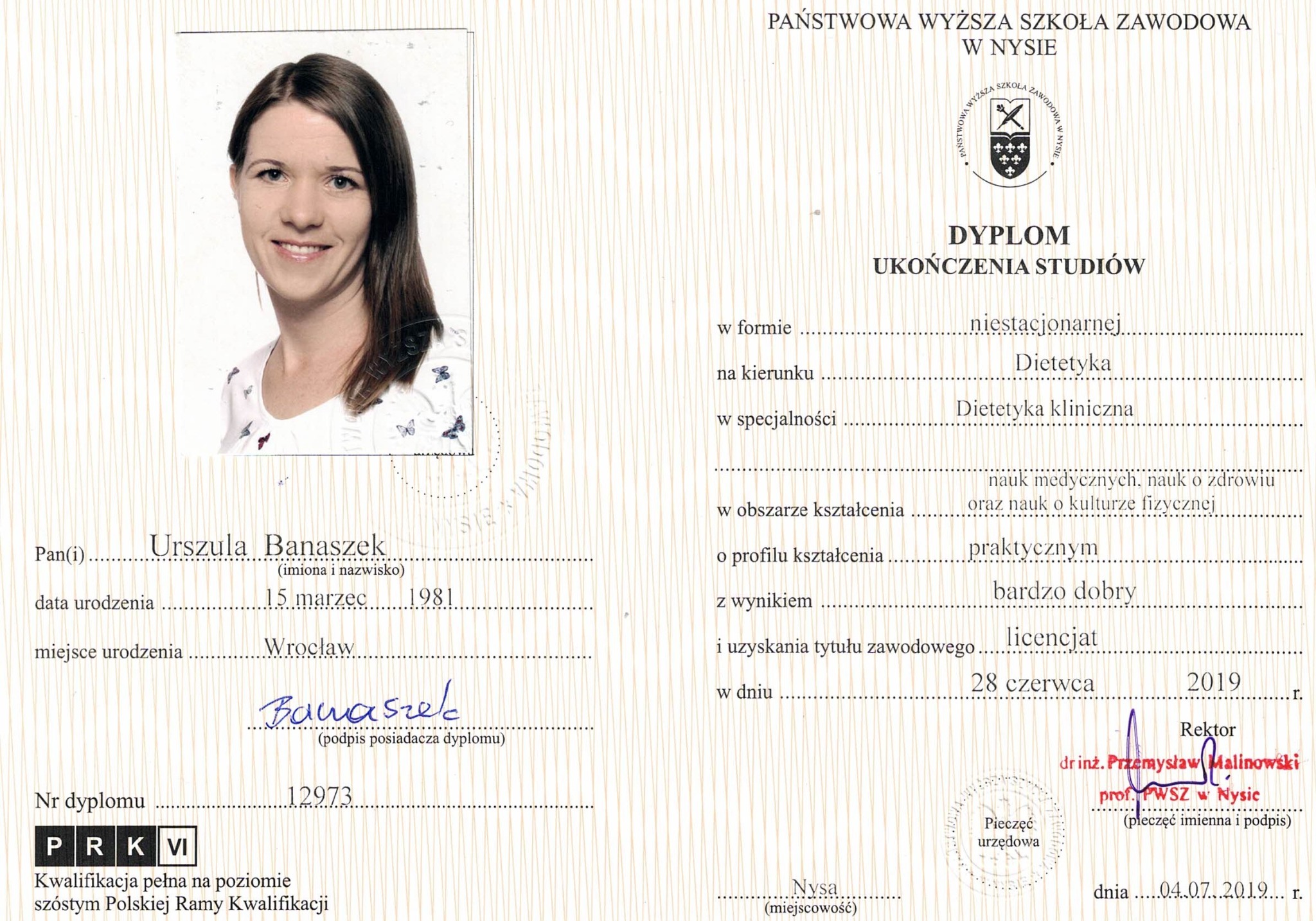 Dyplom ukończenia studiów na kierunku Dietetyka, wydany przez Państwową Wyższą Szkołę Zawodową w Nysie. Widoczna fotografia absolwentki Urszuli Banaszek.