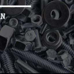 Śruby, nakrętki i podkładki w srebrnym odcieniu, ułożone gęsto obok siebie. Widoczny napis 'MORAN' na zdjęciu.