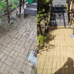 Efekt mycia kostki brukowej: porównanie stanu przed i po czyszczeniu. Lewa strona: brudna, szara kostka. Prawa strona: czysta, żółta kostka brukowa przy schodach i winorośli.