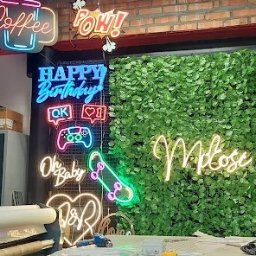 W pracowni Craftneon tworzymy unikalne neony LED na ścianę – od dekoracji ślubnych i urodzinowych po gamingowe i do lokali. Na zdjęciu widoczne realizacje: „Miłość”, „Coffee”, „Oh!” i symbole gamingowe. Każdy projekt łączy kreatywny design.