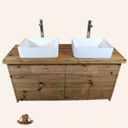 Holy-Wood - Drewniana szafka łazienkowa z dwoma białymi umywalkami nablatowymi i chromowanymi bateriami. Widoczne słoje drewna i logo firmy Holy Wood.