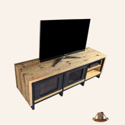 Holy-Wood - Drewniana szafka RTV z czarnymi, przeszklonymi drzwiczkami, wykonana z jasnego drewna z widocznymi słojami, z telewizorem na blacie.