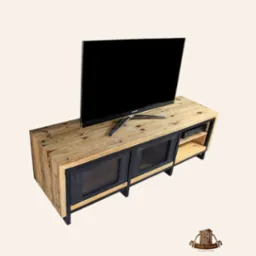 Drewniana szafka RTV z czarnymi, przeszklonymi drzwiczkami, wykonana z jasnego drewna z widocznymi słojami, z telewizorem na blacie.