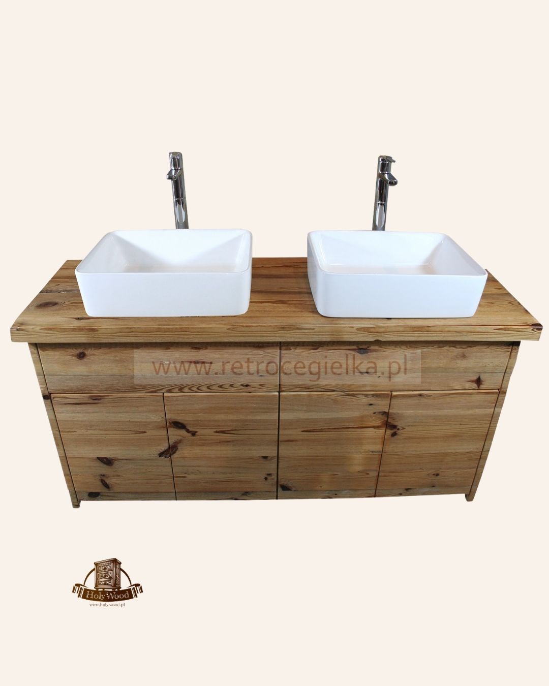 Drewniana szafka łazienkowa z dwoma białymi umywalkami nablatowymi i chromowanymi bateriami. Widoczne słoje drewna i logo firmy Holy Wood.