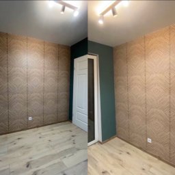 Strefa remontu PLUS - Pokój po remoncie: ściana z wzorzystą tapetą, pomalowana ściana w kolorze butelkowej zieleni, jasna podłoga, oświetlenie sufitowe. Widok przed i po.