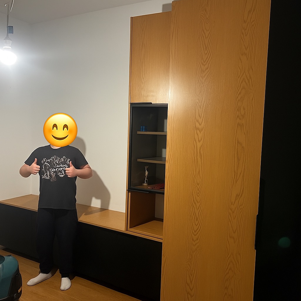 Drewniana szafa na wymiar z otwartą półką, czarnymi elementami i osobą dającą kciuki w górę. Jasne oświetlenie podkreśla strukturę drewna.