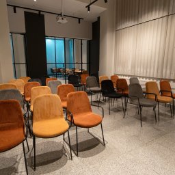 Dysponujemy przestronną, klimatyzowaną salą szkoleniową, w pełni wyposażoną, z profesjonalnym nagłośnieniem, która jest idealnym miejscem do organizowania wykładów, szkoleń, prelekcji, paneli dyskusyjnych i spotkań biznesowych.
