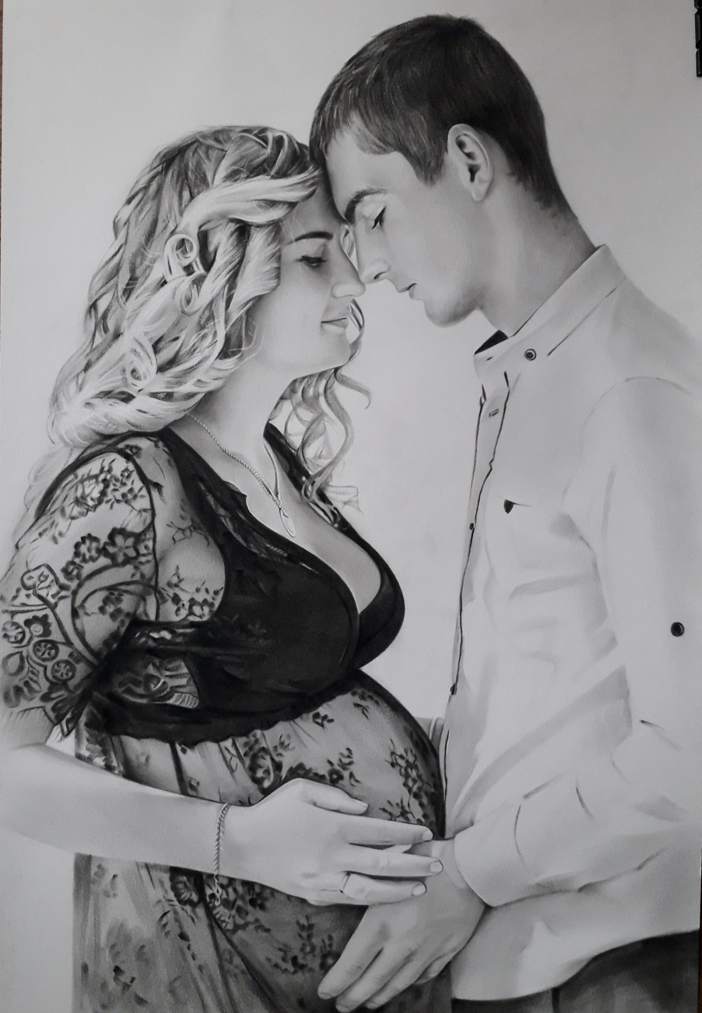 Ręcznie rysowany portret ołówkiem przedstawiający parę, kobieta w ciąży, wykonany w Puławach. Delikatne cieniowanie, realistyczne detale twarzy i ubrań.