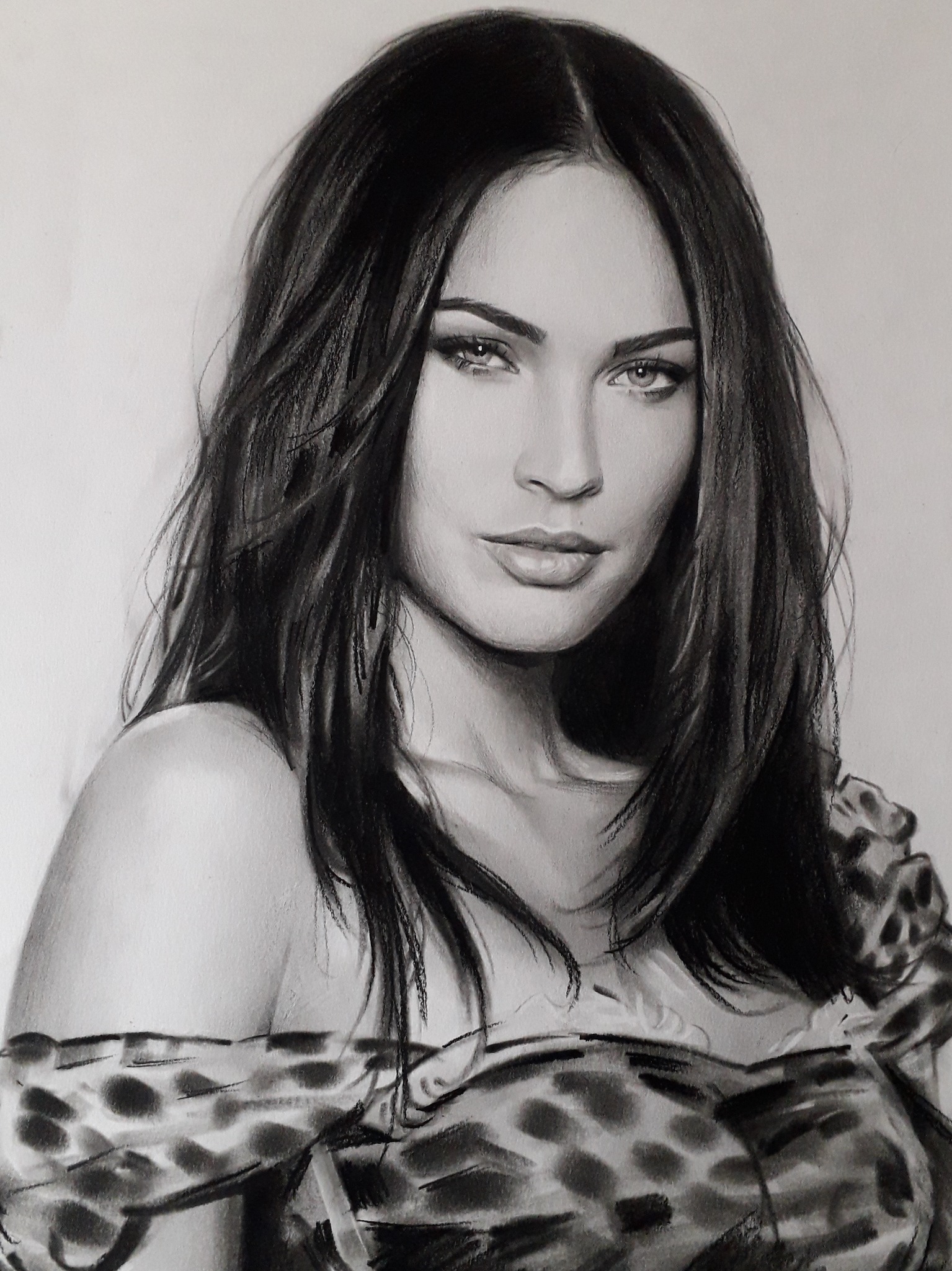 Czarno-biały portret kobiety z długimi włosami i wzorzystą bluzką, wykonany w technice rysunku ołówkiem, prezentujący realistyczne odwzorowanie szczegółów.