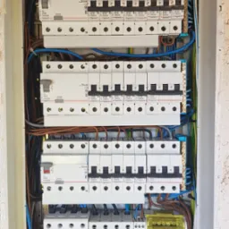 Projekt oraz wykonanie własne instalacji oraz rozdzielnicy domu jednorodzinnego