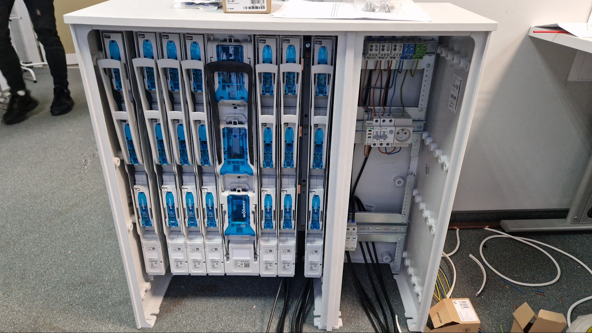 Projekt oraz wykonanie własne rozdzielnicy zasilającej falowniki instalacji fotowoltaicznej