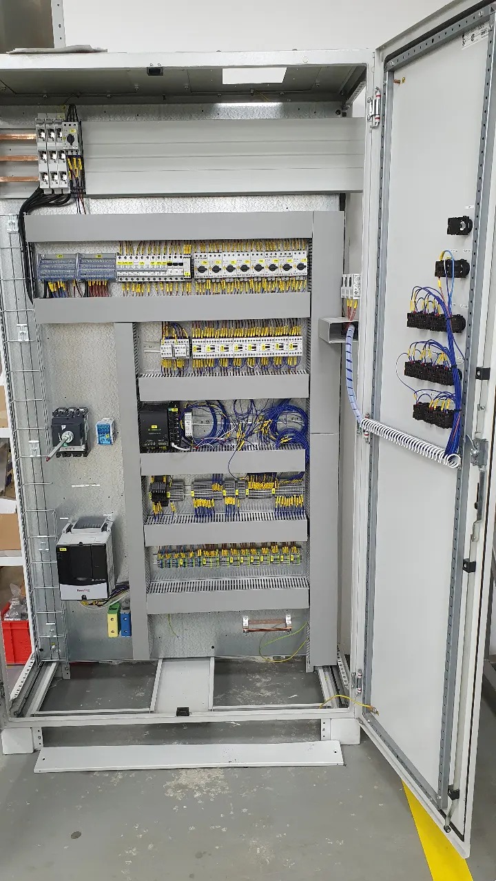 Wykonanie jednej z trzech części szafy sterującej pracą kilku zespołów napędowych w zakładzie pracy