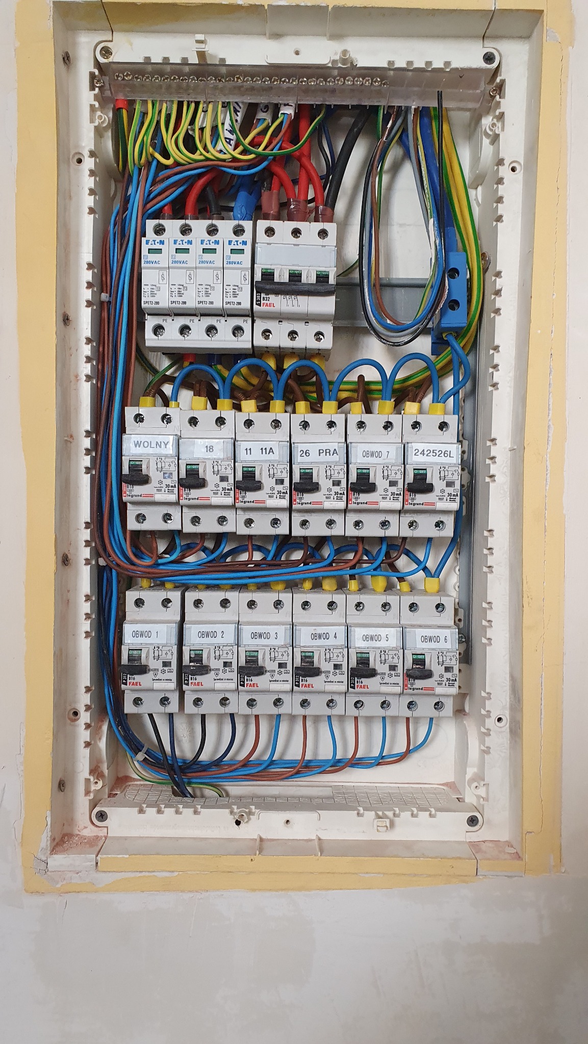 Projekt oraz wykonanie własne rozdzielnicy zasilającej obwody w sali komputerowej