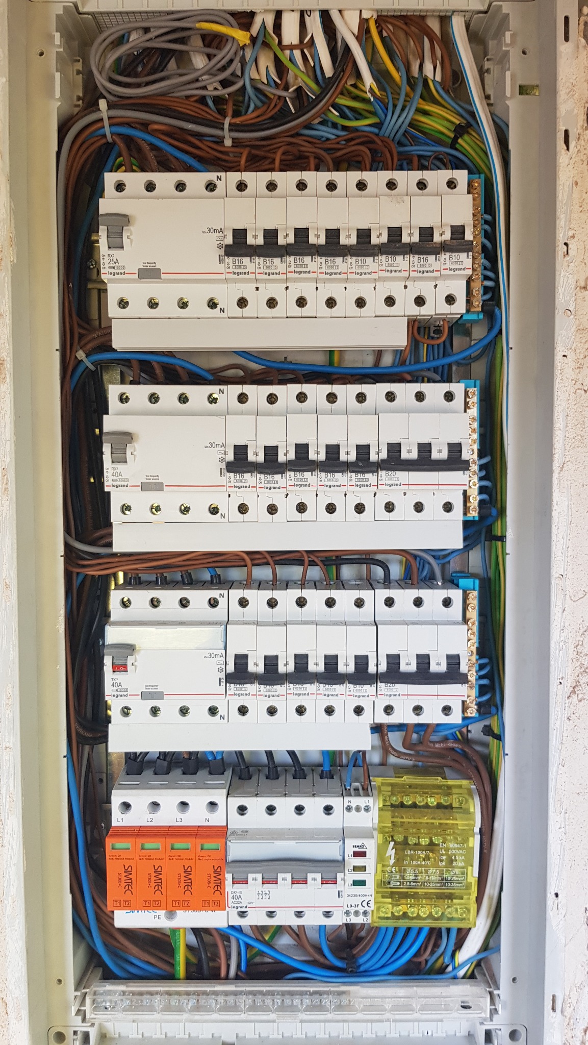 Projekt oraz wykonanie własne instalacji oraz rozdzielnicy domu jednorodzinnego