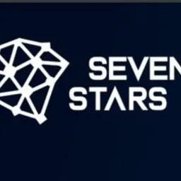 Białe logo 'Seven Stars' na granatowym tle z gradientem. Geometryczny kształt po lewej stronie nazwy firmy, nowoczesny krój pisma, minimalizm.