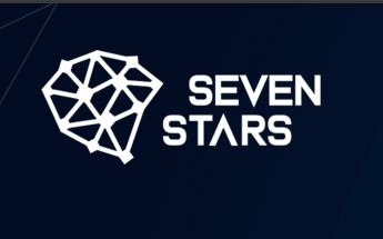 Białe logo 'Seven Stars' na granatowym tle z gradientem. Geometryczny kształt po lewej stronie nazwy firmy, nowoczesny krój pisma, minimalizm.