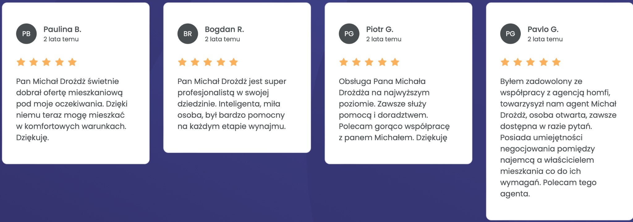 Zbiór czterech pozytywnych opinii klientów o agencie nieruchomości, z imionami, inicjałami i ocenami w gwiazdkach, na jednolitym, ciemnoniebieskim tle.