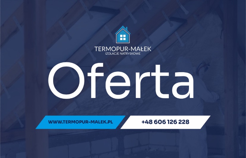 Poddasze z widoczną izolacją natryskową, wykonawca w kombinezonie ochronnym. Grafika z napisem 'Oferta' i danymi kontaktowymi firmy.