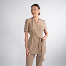 ATORDO DOROTA RYCHWALSKA - Kremowy komplet damski: tunika z wiązaniem w pasie i spodnie. Elegancki uniform w neutralnym odcieniu, idealny jako odzież dla personelu medycznego lub kosmetycznego.