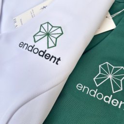 W Blanco Med wiemy, jak ważne jest połączenie profesjonalnego wyglądu, komfortu i higieny w pracy stomatologa oraz całego zespołu. Dlatego szyjemy uniformy, które gwarantują elegancję, wygodę i odporność na intensywne użytkowanie.