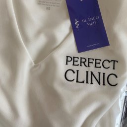 Dla zespołu specjalistów przygotowaliśmy odzież medyczną Blanco Med, która łączy elegancję, nowoczesny krój i komfort – tak, aby podkreślała prestiż i profesjonalizm miejsca, w którym liczy się każdy detal.