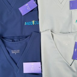 Dla zespołu Medicus przygotowaliśmy odzież medyczną Blanco Med, stawiając na szycie na miarę, aby każdy pracownik mógł czuć się komfortowo i profesjonalnie.