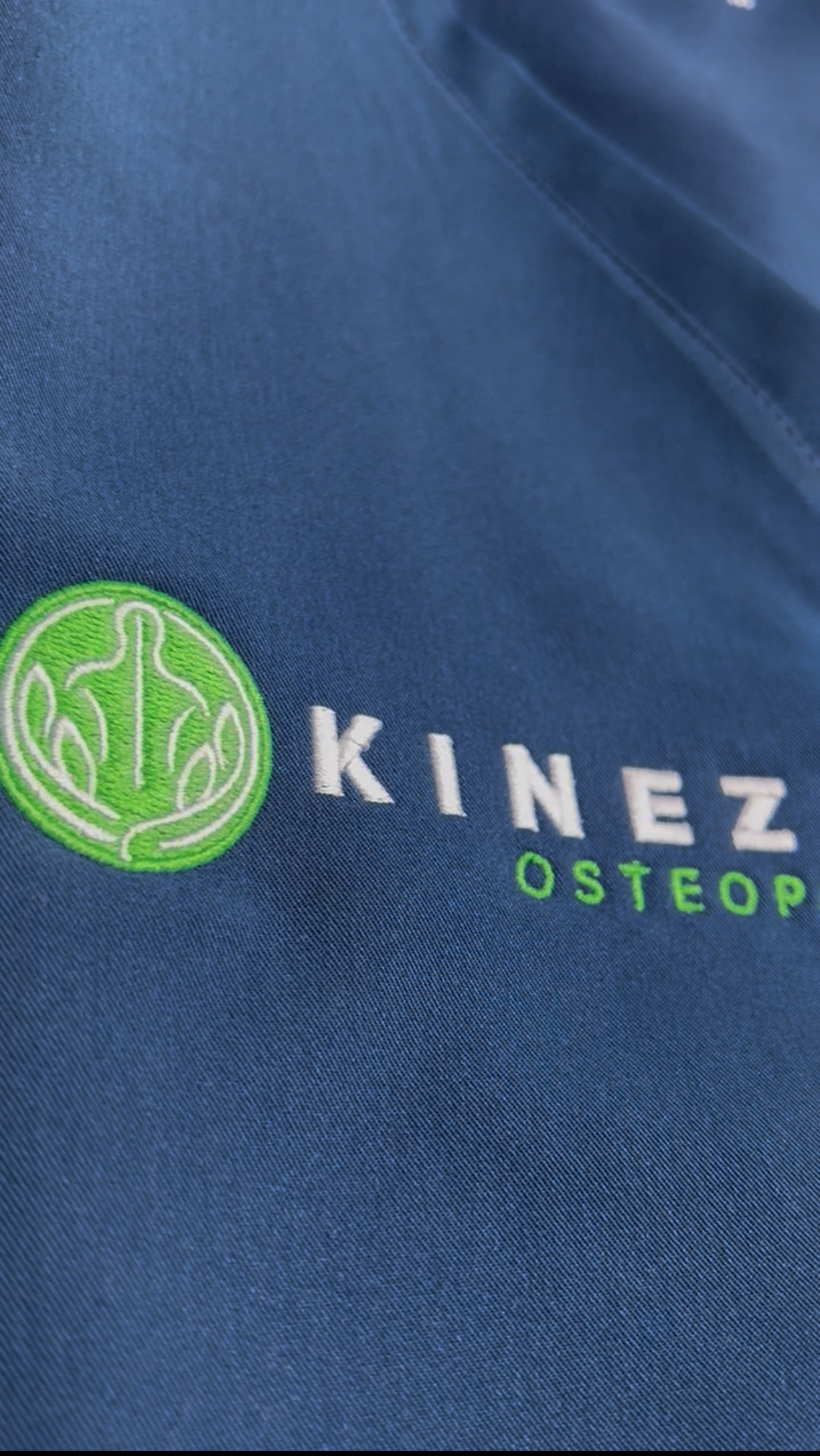 W Blanco Med przygotowujemy uniformy stworzone z myślą o fizjoterapeutach – łączą wygodę, swobodę ruchu i trwałość.