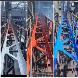 TOPREM SPÓŁKA Z OGRANICZONĄ ODPOWIEDZIALNOŚCIĄ - Trzy etapy renowacji metalowej konstrukcji schodów: stan surowy, po nałożeniu podkładu i po malowaniu na niebiesko. Widok z dołu, perspektywa zbieżna.