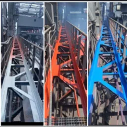 Trzy etapy renowacji metalowej konstrukcji schodów: stan surowy, po nałożeniu podkładu i po malowaniu na niebiesko. Widok z dołu, perspektywa zbieżna.