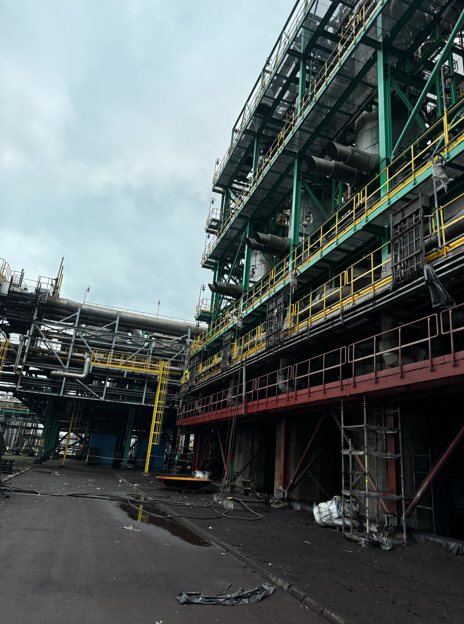 Kompleksowa konstrukcja przemysłowa z rurociągami, schodami i platformami, po czyszczeniu. Widoczne ślady po czyszczeniu.