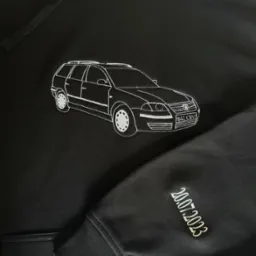 Czarna bluza z kapturem, haftowany biały kontur samochodu i data na rękawie. Detal wykonany w Sztum.