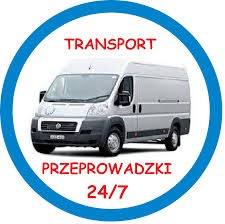 Biały bus z napisem 'TRANSPORT PRZEPROWADZKI 24/7' w niebieskim okręgu. Widok z przodu, lekki skos. Reklama usług transportowych i przeprowadzek.