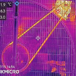 TermElektro & Fire Michał Guziak - Termowizja silnika wentylatora w obudowie kratowej, z zaznaczonymi zakresami temperatur. Diagnostyka termowizyjna wskazuje na potencjalne przegrzewanie się elementu.