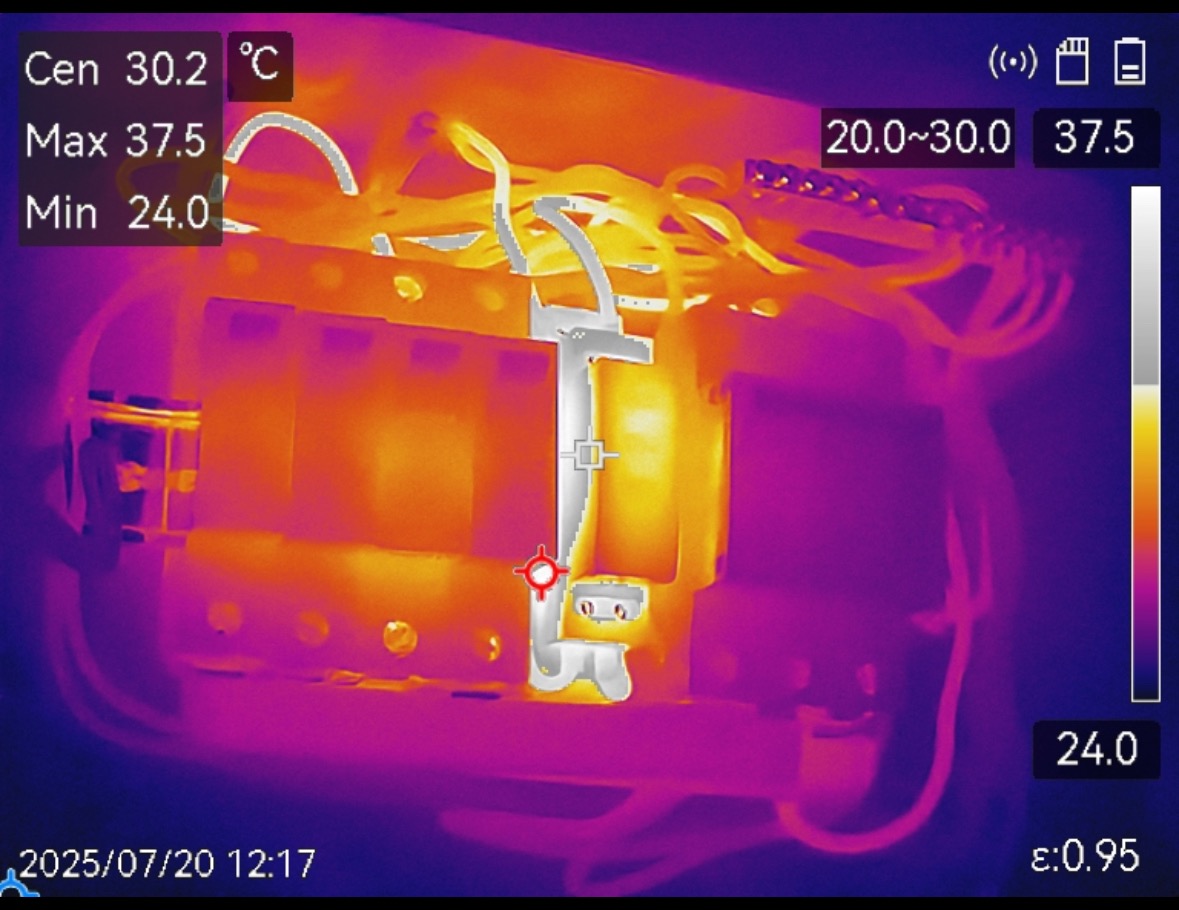 Termowizja instalacji: przewody i elementy elektryczne w spektrum temperatur, od chłodnego fioletu (24°C) po ciepły pomarańcz (37.5°C), z datą pomiaru.
