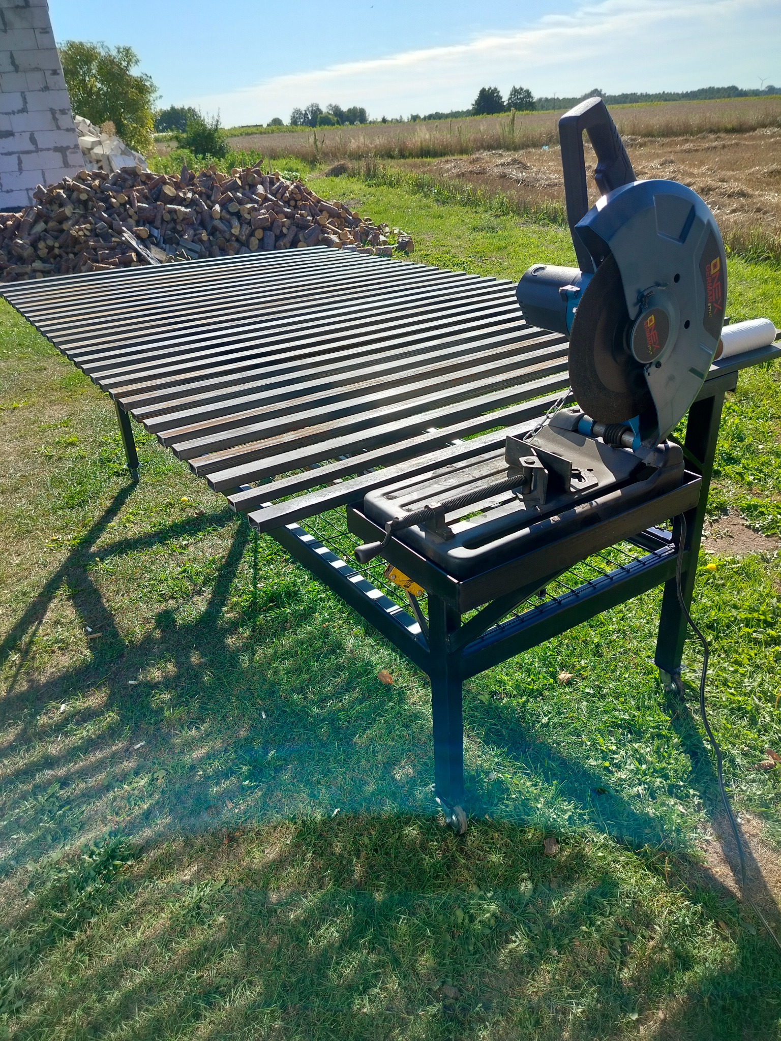 Stół spawalniczo szlifierski 250x150 z przecinarką na wyposażeniu