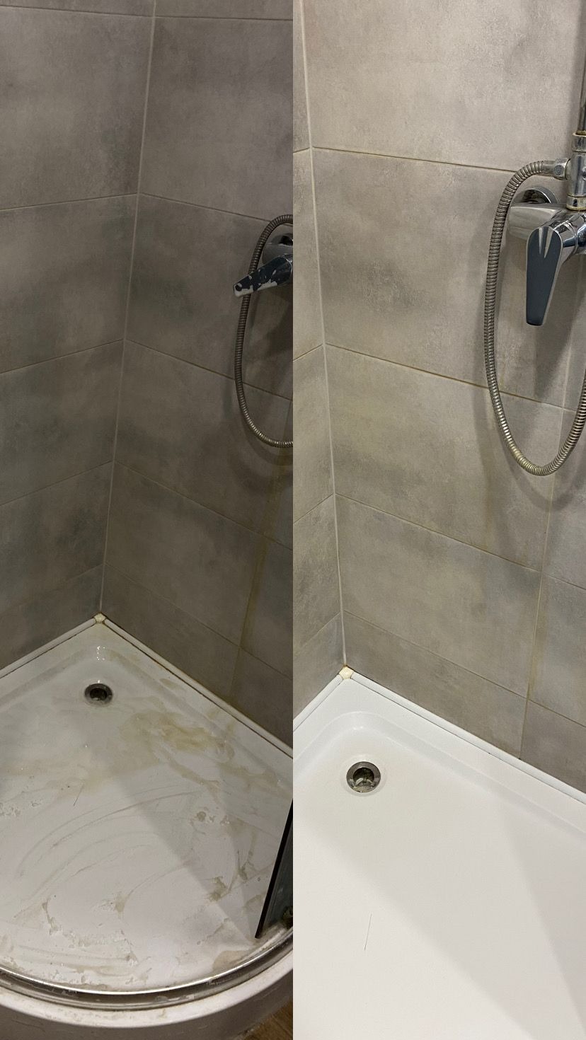 Kabina prysznicowa: porównanie stanu przed (zabrudzenia) i po czyszczeniu (biel). Widoczne płytki ścienne i bateria. Efekt sprzątania po remoncie lub standardowego.