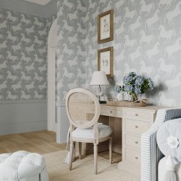 Mala & Co. Malwina Wilczek - Stylowe biurko z kremowym krzesłem na tle ściany w konie, uzupełnione kwiatami i lampą. Aranżacja wnętrza w jasnych, pastelowych barwach.