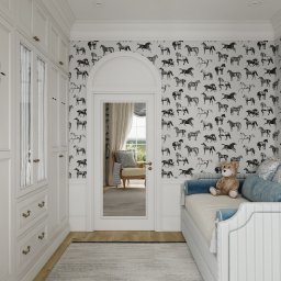 Mala & Co. Malwina Wilczek - Pokój dziecięcy z tapetą w konie, białą zabudową i łóżkiem z pluszowym misiem. Widok na pokój przez drzwi. Jasne, naturalne światło.