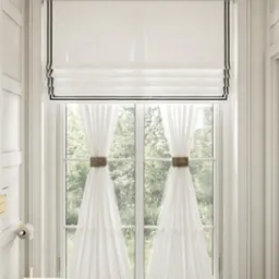 Jasna łazienka w stylu klasycznym: biała toaleta, okno z roletą rzymską i zwiewnymi zasłonami, marmurowa podłoga w szachownicę, eleganckie wykończenie.