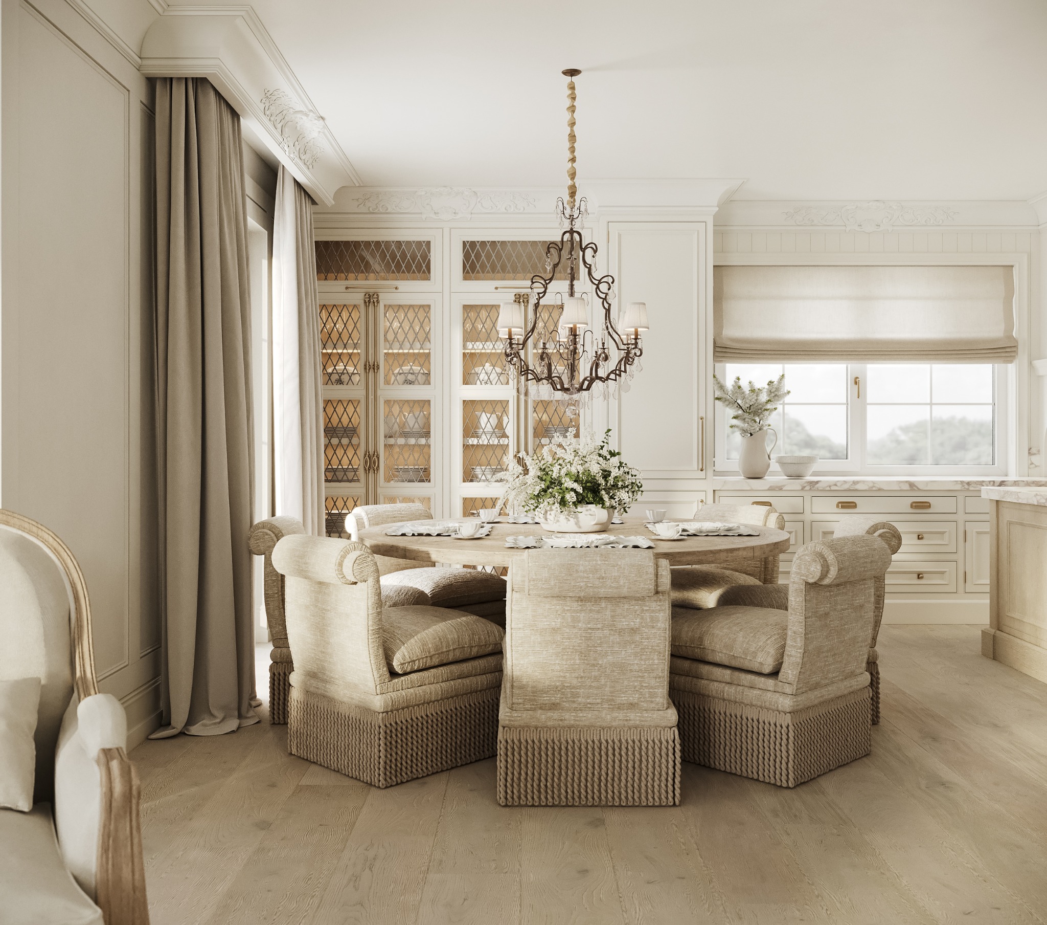 Elegancka jadalnia w beżach: okrągły stół z kwiatami, krzesła z frędzlami, kryształowy żyrandol i zabudowa z przeszkleniami. Klasyczny wystrój wnętrza.