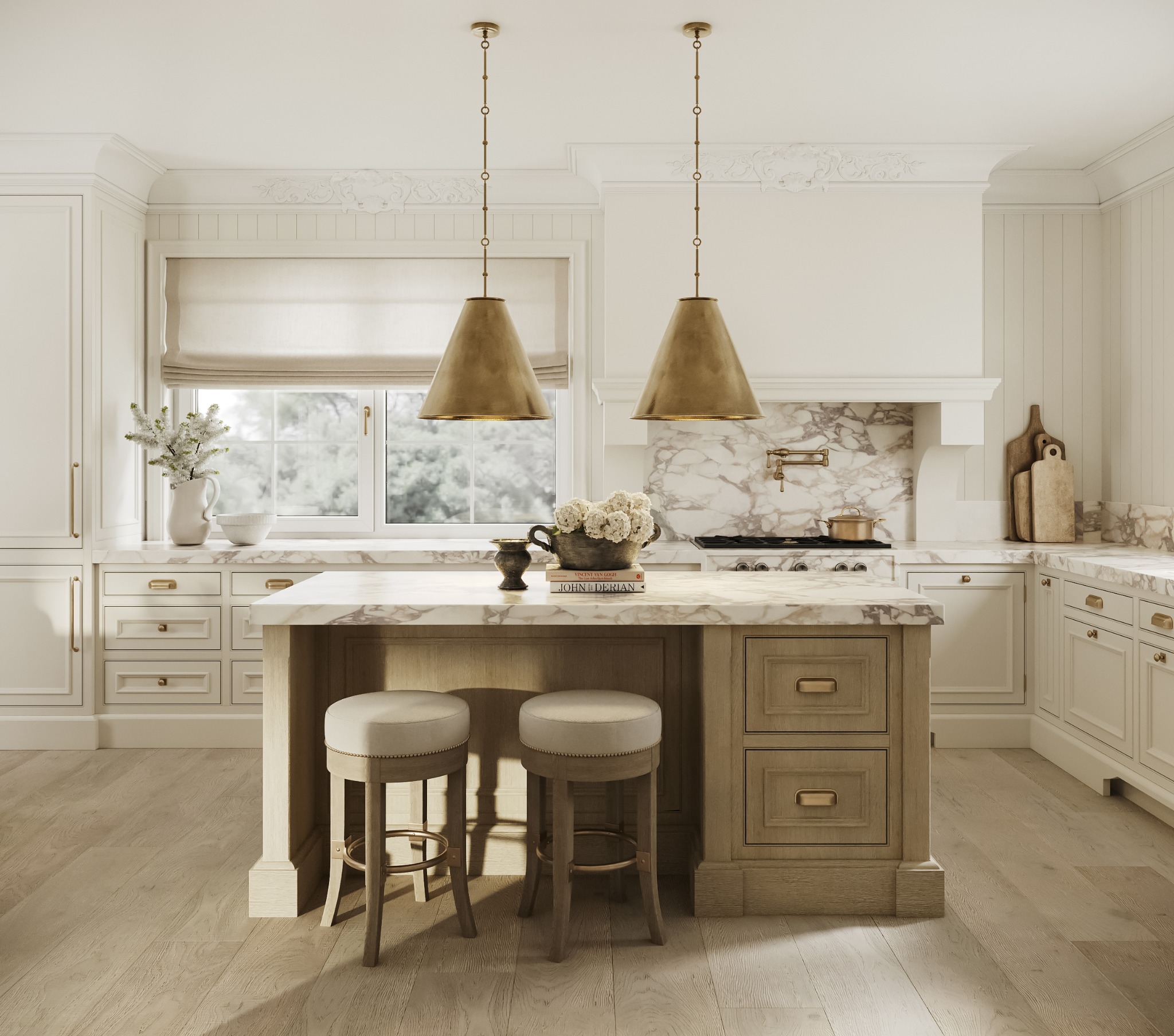 Elegancka kuchnia w stylu klasycznym: marmurowy blat, beżowe szafki, złote lampy wiszące. Na wyspie kwiaty i książki, w tle okno z roletą rzymską.