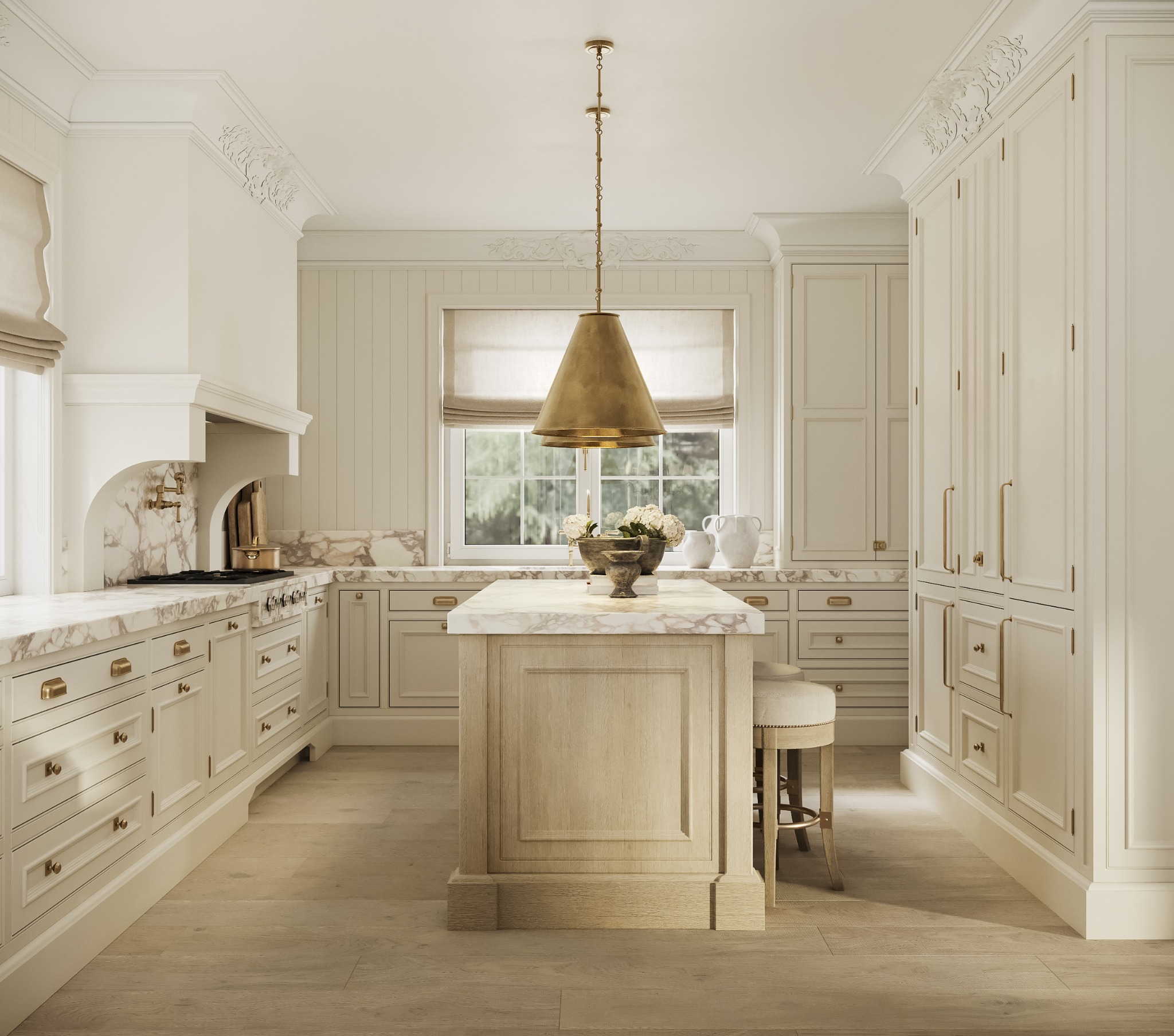 Elegancka kuchnia w stylu klasycznym: kremowe szafki z marmurowymi blatami, wyspa z kwiatami, złota lampa stożkowa i krzesło barowe. Subtelne zdobienia.