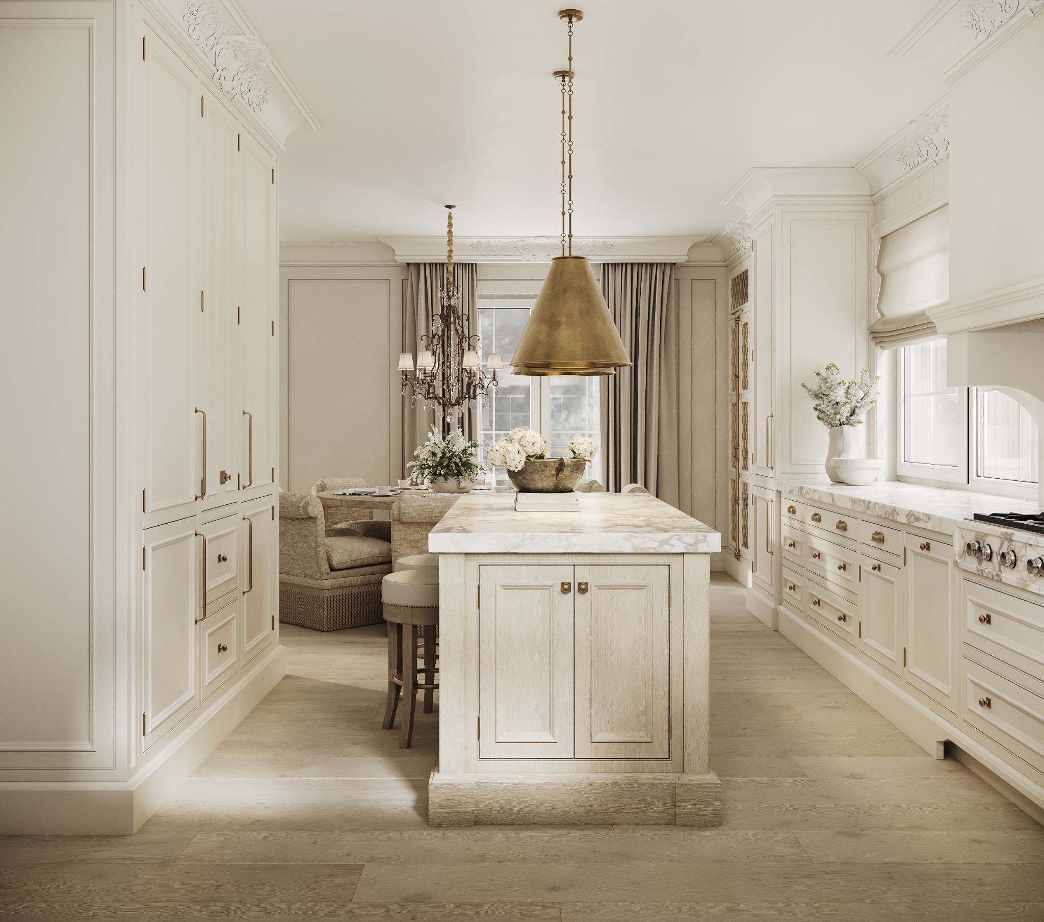 Elegancka kuchnia w stylu klasycznym: kremowe szafki z marmurowym blatem, wyspa kuchenna z kwiatami, złoty okap i żyrandol. Subtelne zdobienia i jasne drewno.