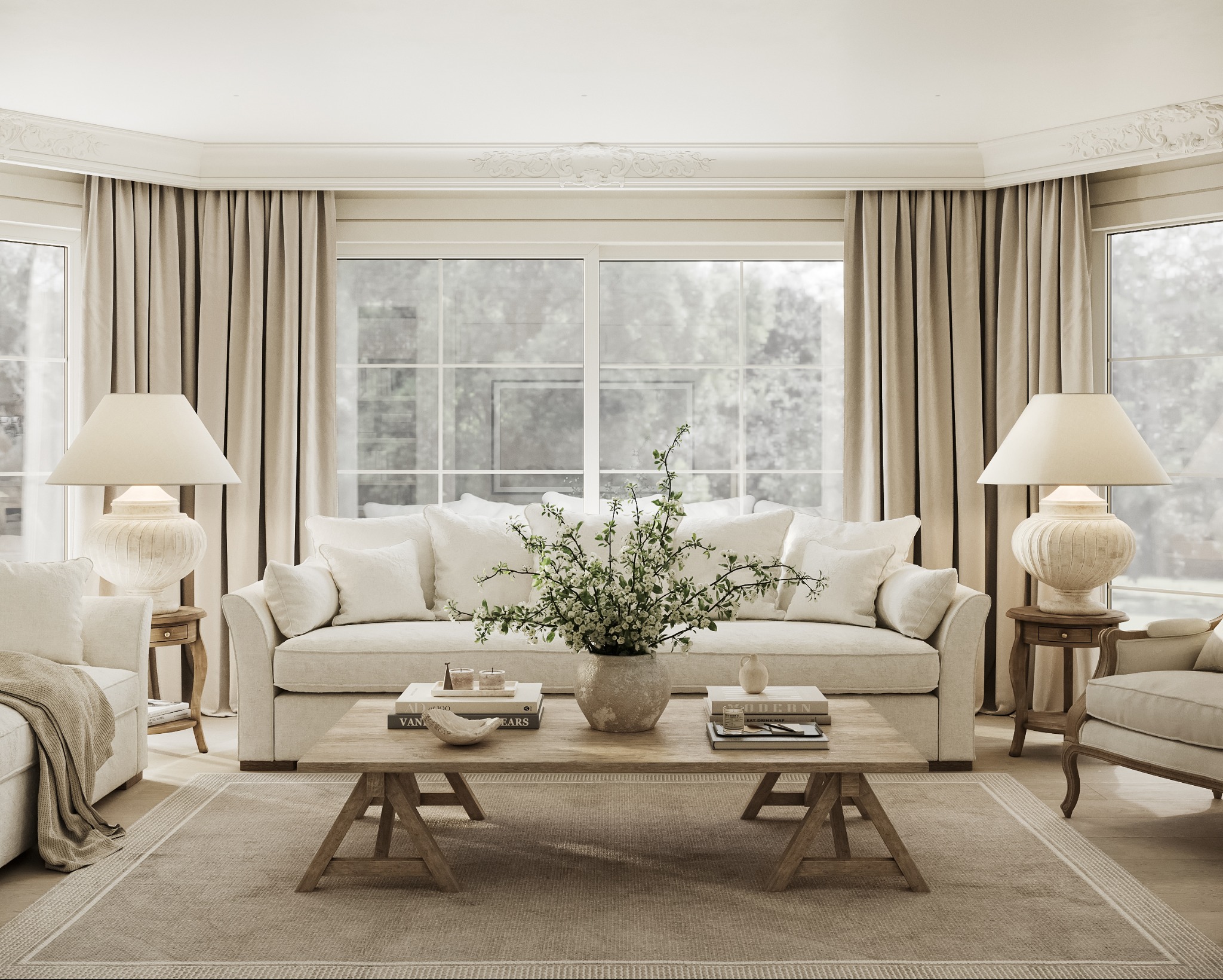 Jasny salon w stylu klasycznym: sofa z poduszkami, drewniany stolik kawowy z książkami i kwiatami, lampy stołowe, beżowe zasłony i dywan.
