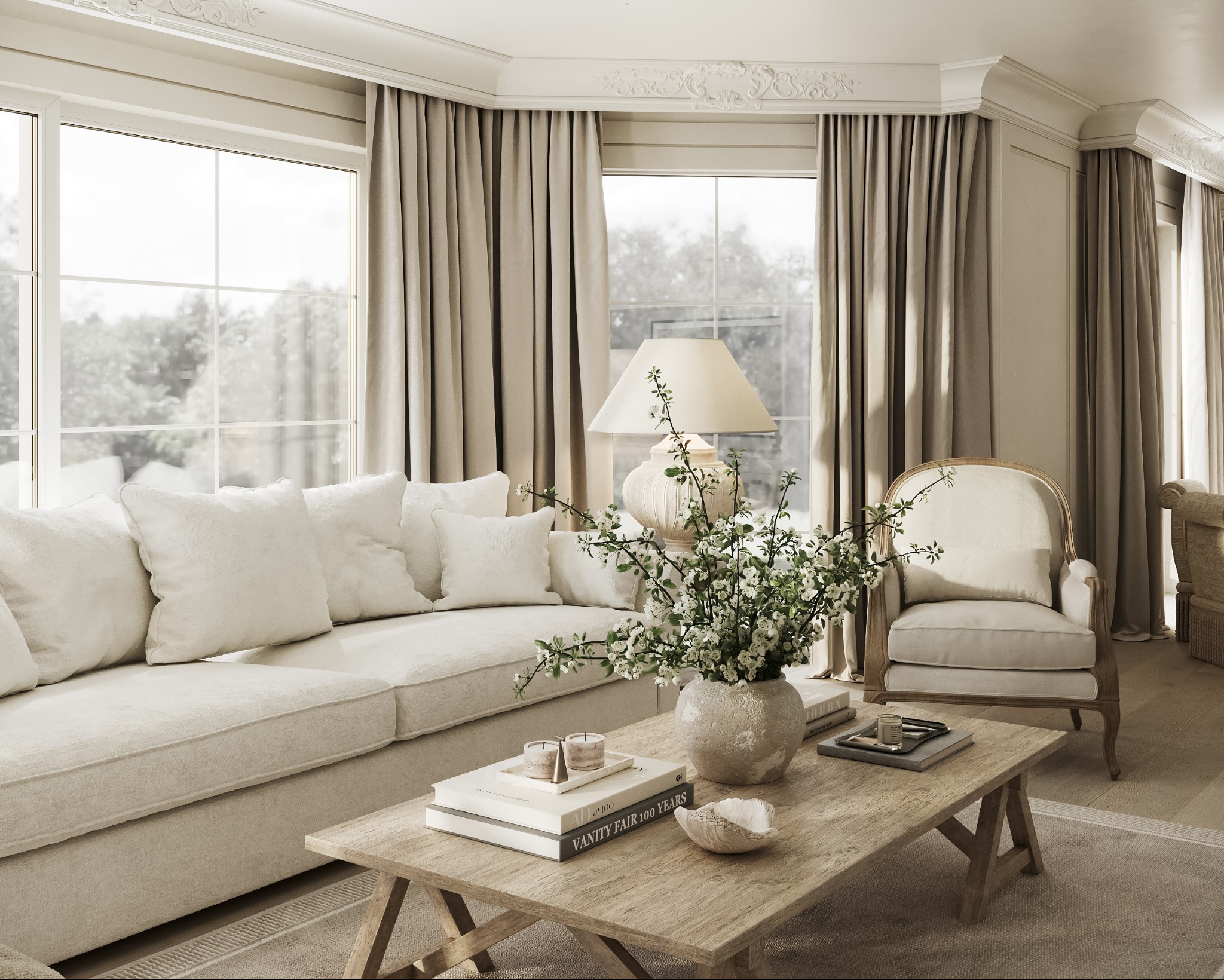 Jasny salon w stylu klasycznym: sofa z poduszkami, drewniany stolik z dekoracjami, fotel i duże okna z zasłonami. Subtelne oświetlenie podkreśla elegancję wnętrza.