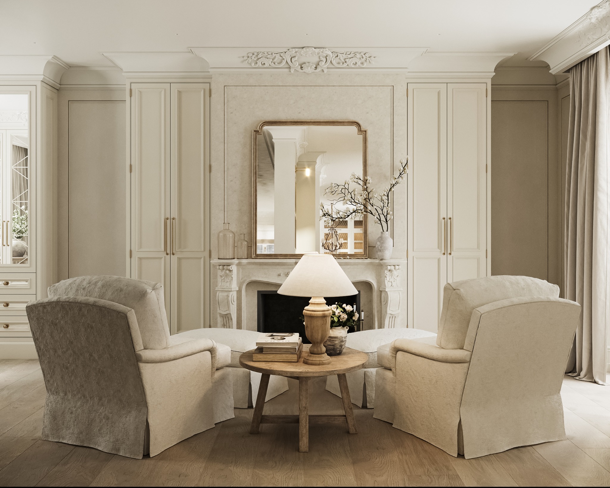 Elegancki salon w kremowych barwach z kominkiem, lustrem i dwoma fotelami. Klasyczny wystrój wnętrza z dbałością o detale i symetrię.