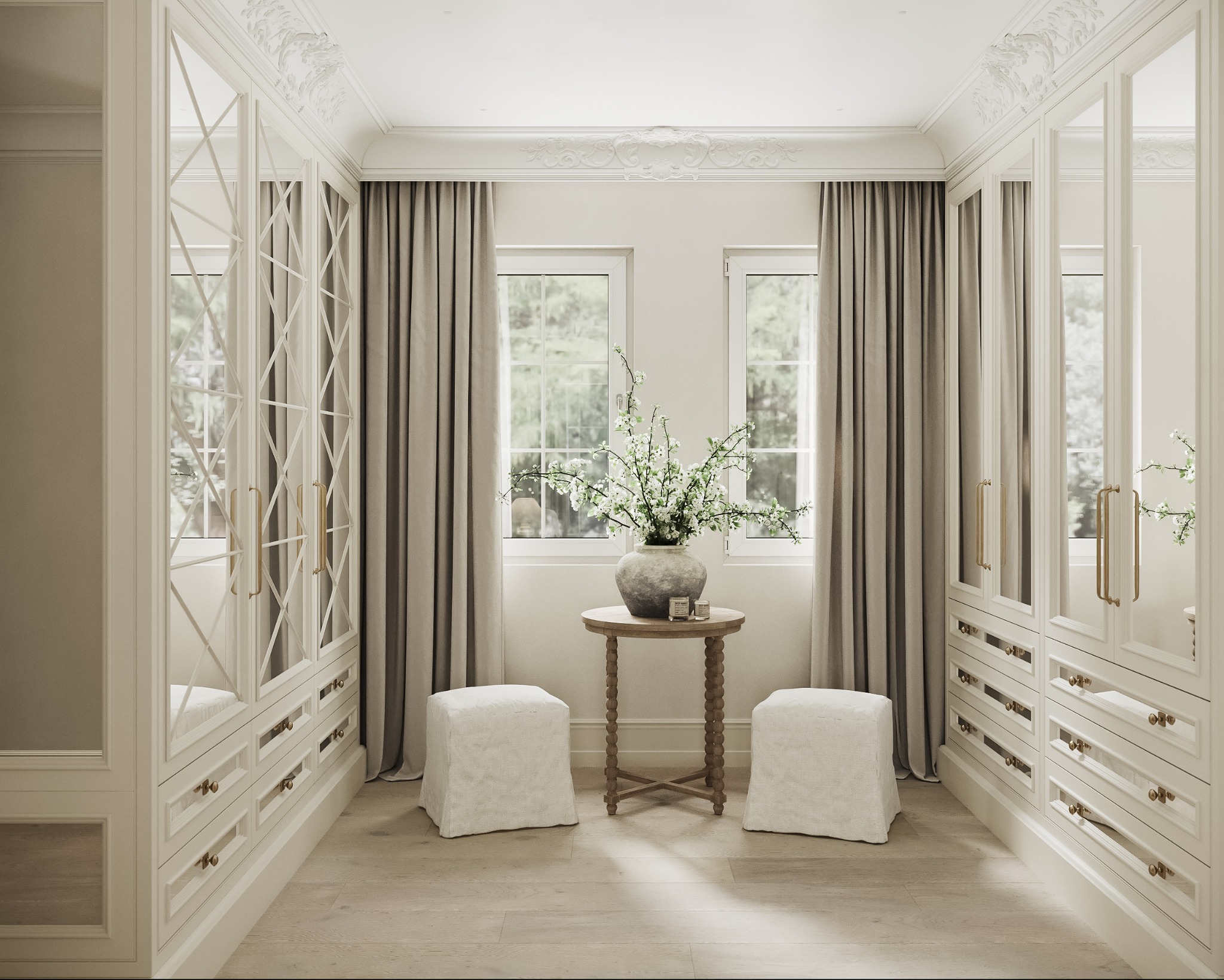 Elegancka garderoba w jasnych barwach z lustrzanymi drzwiami, okna z zasłonami, stolik z kwiatami i pufami. Klasyczny, luksusowy styl.