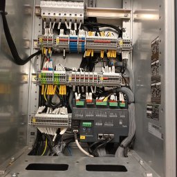 VIKTORISERVIS Stanisław Bohodukh - Rozdzielnica elektryczna w metalowej obudowie z licznymi przewodami, złączkami i modułami,  oznaczona etykietami. Widoczne elementy marki Schneider Electric.