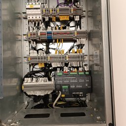 VIKTORISERVIS Stanisław Bohodukh - Wewnętrzny widok szafy sterowniczej z licznymi przewodami, złączkami i modułami elektronicznymi. Widoczne oznaczenia na przewodach i elementach, charakterystyczne dla instalacji elektrycznych.